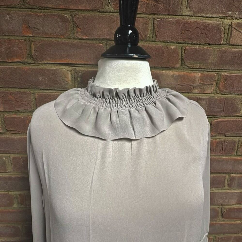 Banana Republic Women’s Ruffle Nexke Bell Sleeve Blouse Sz Medium NEW - Picture 2 of 6